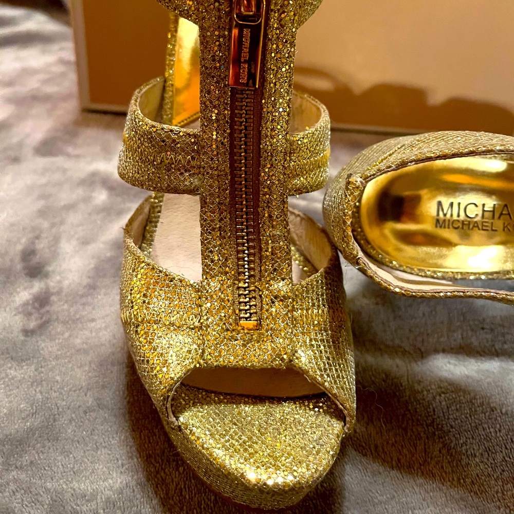 Great shoes for Vegas!! Only worn twice, like new with box